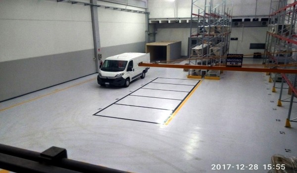 Verniciatura pavimento con pittura epossidica e verniciatura segnaletica orizzontale magazzino capannone